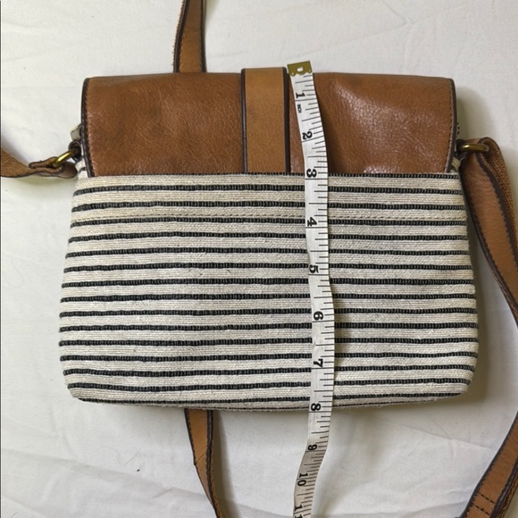 Fossil Tan and Black Crossbody Bag with Sophisticated Leather Design - Picture 8 of 9
